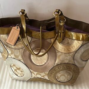 Coach Carly Patchwork Tote Coach Metallic
Large C signature Coach